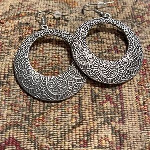 Dark burnished super light metal thick hoops. Very classy!